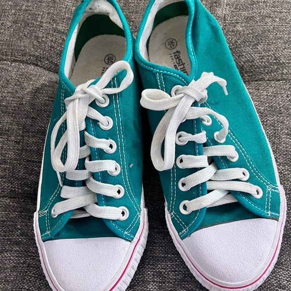 Stylish Dark Green Canvas Sneakers – Size 9 (US) / 43 (EU) - Picture 1 of 14